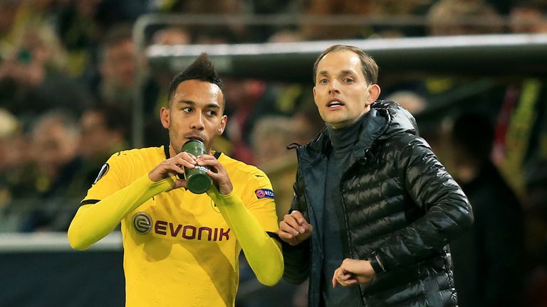 Thomas Tuchel, directeur du Borussia Dortmund, avec Pierre-Emerick Aubameyang (à gauche) sur la ligne de touche lors de la finale du quart de finale de l'UEFA Europa League, premier match aller au signal Iduna Park, Dortmund.