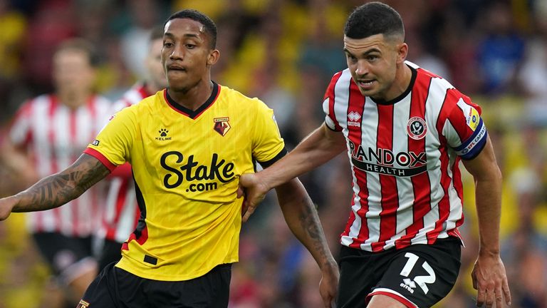 Joao Pedro de Watford et John Egan de Sheffield United se battent pour le ballon 