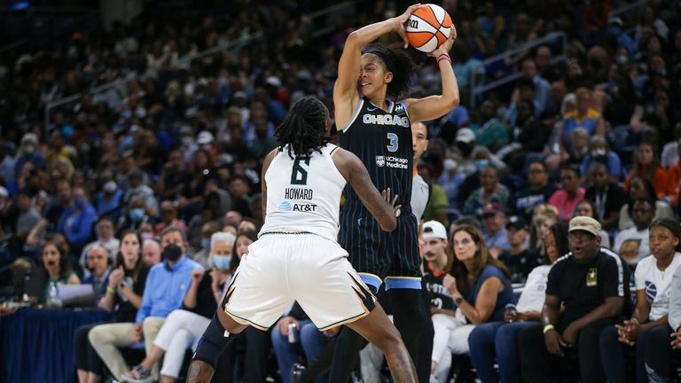 CHICAGO, IL - AUGUST 17: New York Liberty forward Natasha Howard (6) posts up against Chicago Sky forward Candace Parker (3) during the second half of a WNBA first round playoff game between the New York Liberty and the Chicago Sky on August 17, 2022, at Wintrust Arena in Chicago, IL. (Photo by Melissa Tamez/Icon Sportswire) (Icon Sportswire via AP Images)
