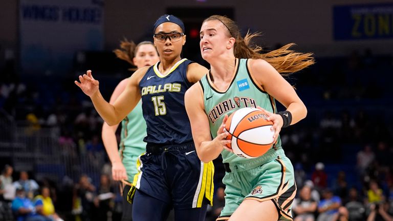 New York Liberty&#39;s Sabrina Ionescu drives to the basket past Dallas Wings&#39; Allisha Gray (15) during the second half of a WNBA basketball game in Arlington, Texas, Wednesday, Aug. 10, 2022. (AP Photo/Tony Gutierrez)


