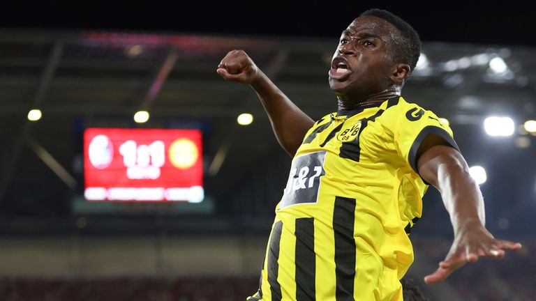 Youssoufa Moukoko dari Dortmund merayakan golnya