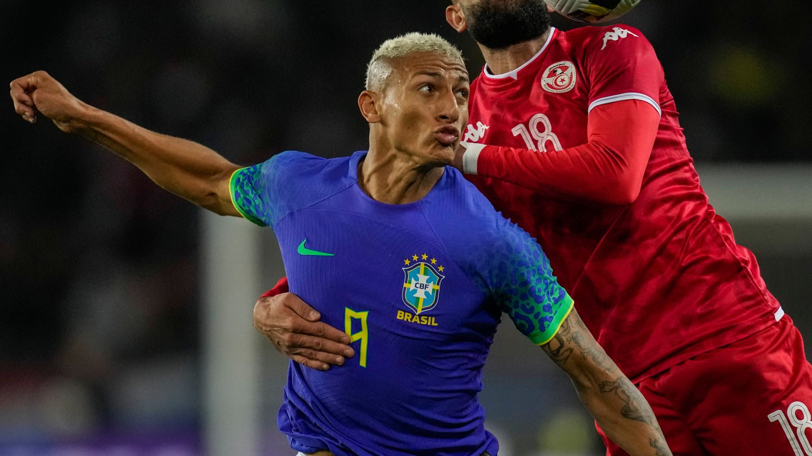 Richarlison: el delantero del Tottenham abusado racialmente con un plátano cuando Brasil venció a Túnez en un amistoso en París |  Noticias de futbol