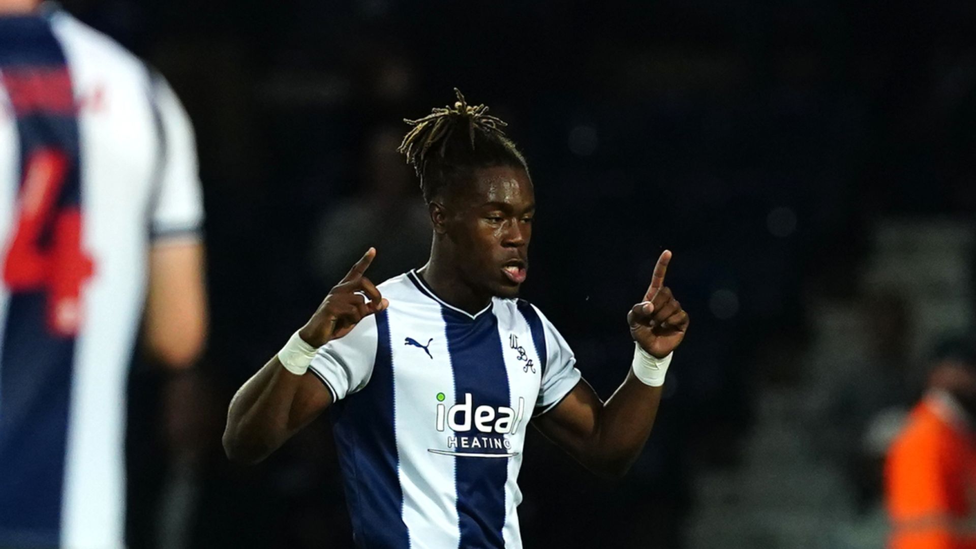 Thomas-Asante's 98th-minute leveller denies Burnley top spot