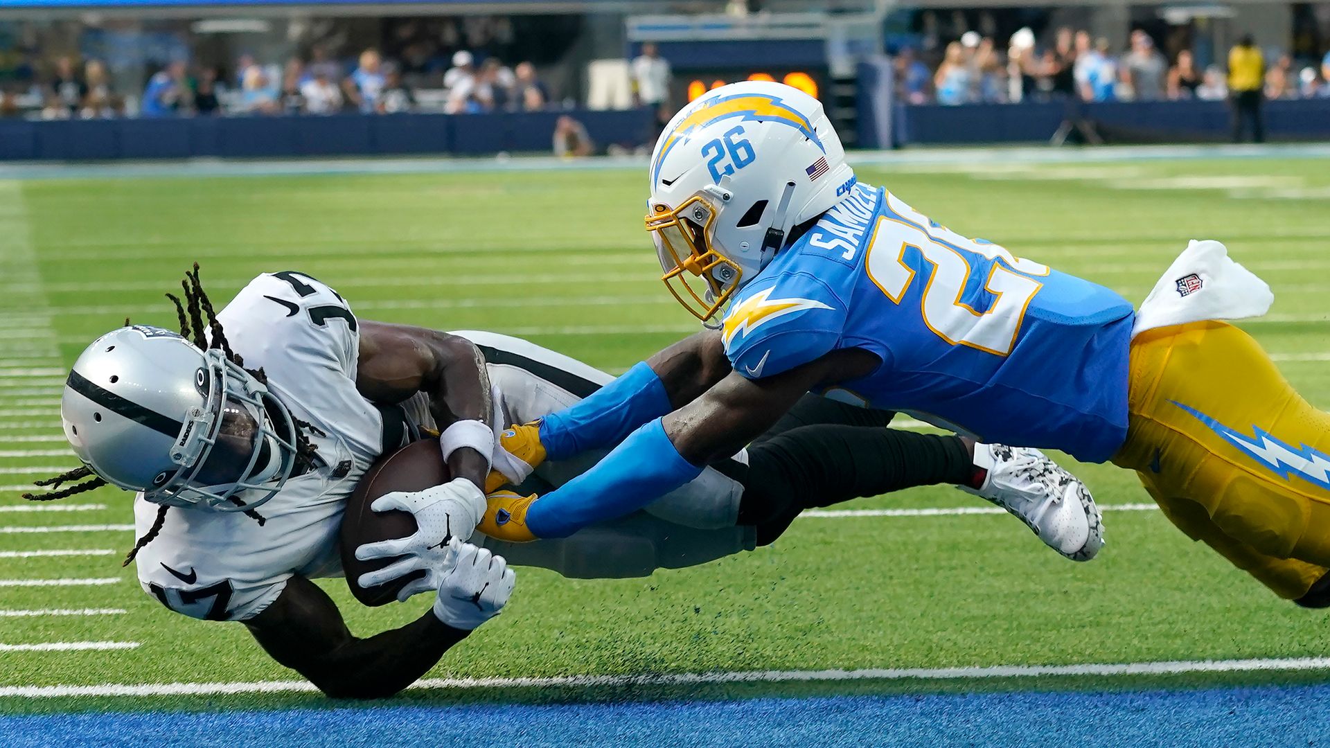 Adams' first Raiders TD is fingertip grab