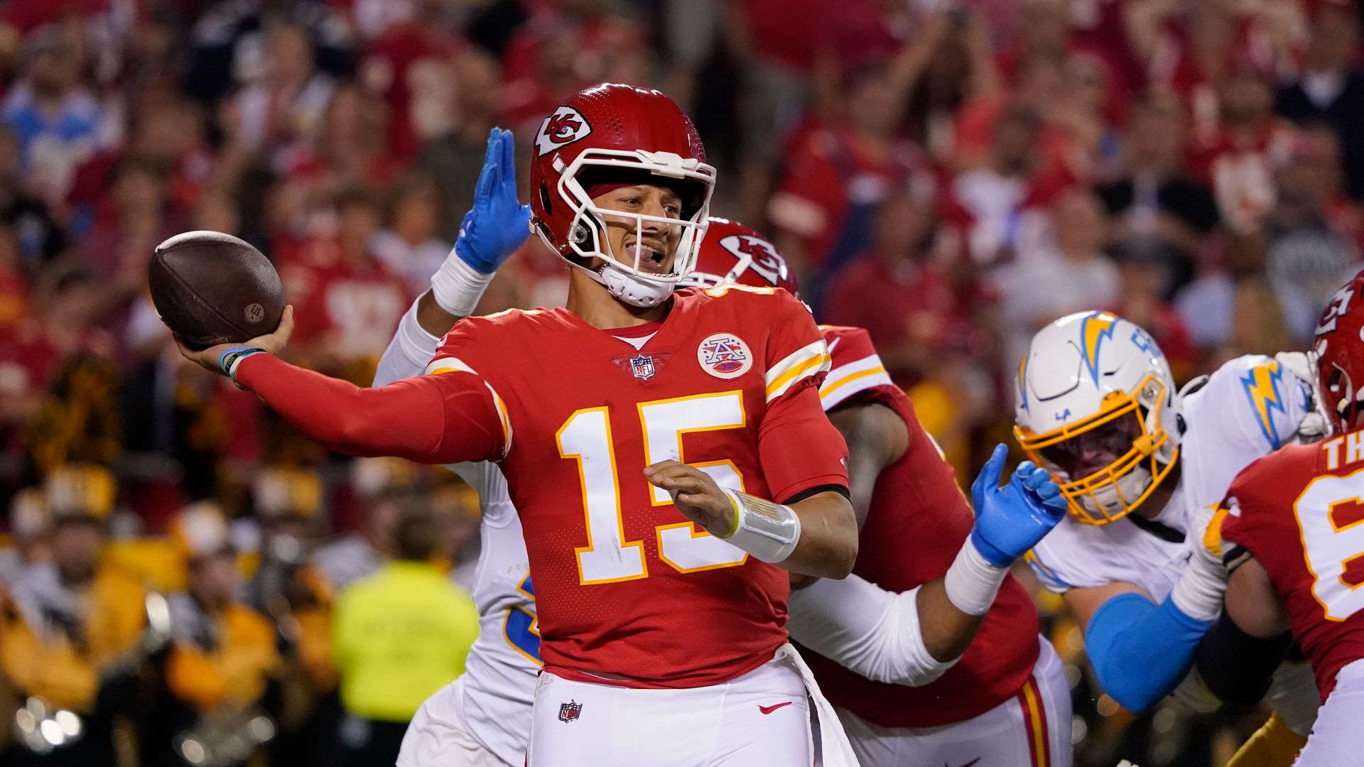 Mahomes tosses superb sidearm TD to McKinnon