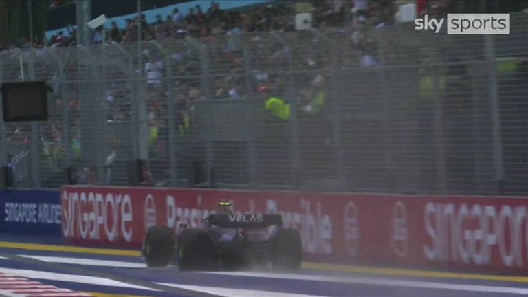 Carlos Sainz, Singapur Grand Prix'si öncesinde P1'de büyük bir kazadan kaçınmak için harika bir kurtarış yapıyor. 