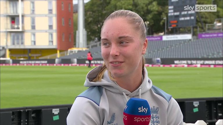 Freya Kemp dice que sería increíble jugar en una Copa del Mundo después de convertirse en la jugadora más joven de Inglaterra en marcar un medio siglo internacional T20. 