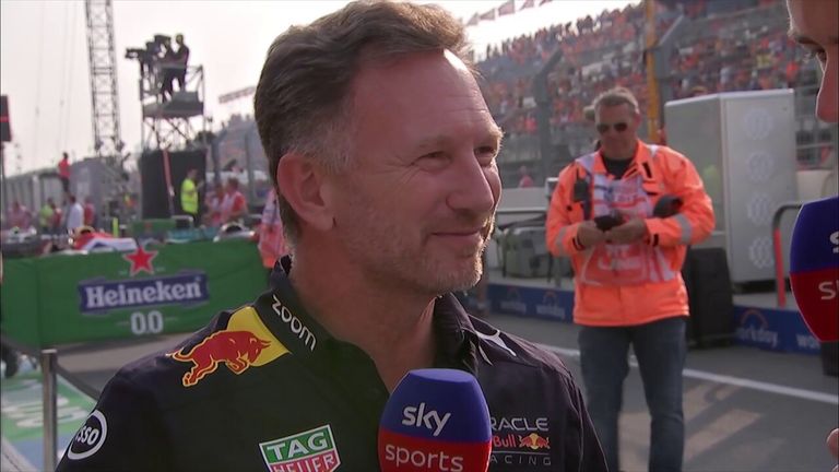 Christian Horner è rimasto colpito dalla calma mostrata da Max Verstappen davanti ai suoi fan di Zandvoort. 