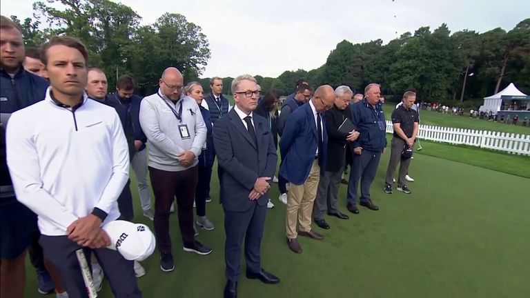 Players at the BMW PGA Championship held a two-minute tribute to Queen Elizabeth II on Saturday