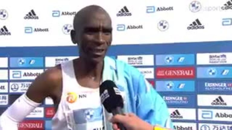 Eliud Kipchoge dice que aún puede ir más rápido después de romper su propio récord mundial de maratón en Berlín por 30 segundos.