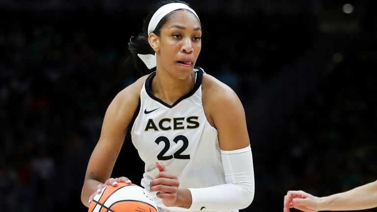 La delantera de Las Vegas Aces, A'ja Wilson (22), conduce contra la escolta de las Seattle Storm, Sue Bird (10), durante la primera mitad del Juego 3 de una serie de semifinales de baloncesto de la WNBA el domingo, 4 de septiembre de 2022, en Seattle.  (Foto AP/Lindsey Wasson)