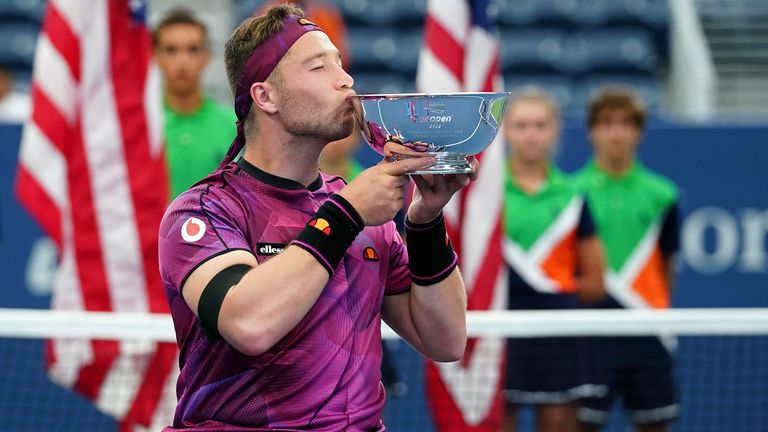 Champion Alfie Hewett poses for a photo during a trophy presentation following a wheelchair men&#39;s singles championship match at the 2022 US Open, Sunday, Sep. 11, 2022 in Flushing, NY. (Manuela Davies/USTA via AP)
