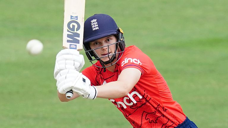 Inglaterra v Sudáfrica - Second Vitality IT20 - Amy Jones de New Road Inglaterra bateando durante el primer partido de IT20 en New Road, Worcester.  Imagen fecha: sábado 23 de julio de 2022.