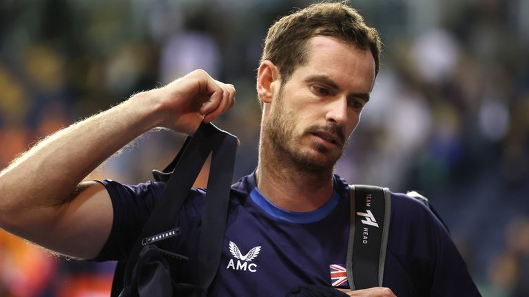 英国队的安迪·穆雷(Andy Murray)在输给荷兰队后看起来很沮丧。韦斯利·库霍夫和马特·米德尔库普在格拉斯哥酋长球场举行的戴维斯杯小组赛中。