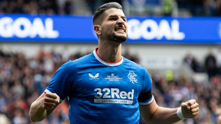 GLASGOW, ESCOCIA - 17 DE SEPTIEMBRE: Rangers'  Antonio Colak celebra el 1-0 durante un partido de Premiership entre Rangers y Dundee United en el Ibrox Stadium, el 17 de septiembre de 2022, en Glasgow, Escocia.  (Foto por Alan Harvey/Grupo SNS)