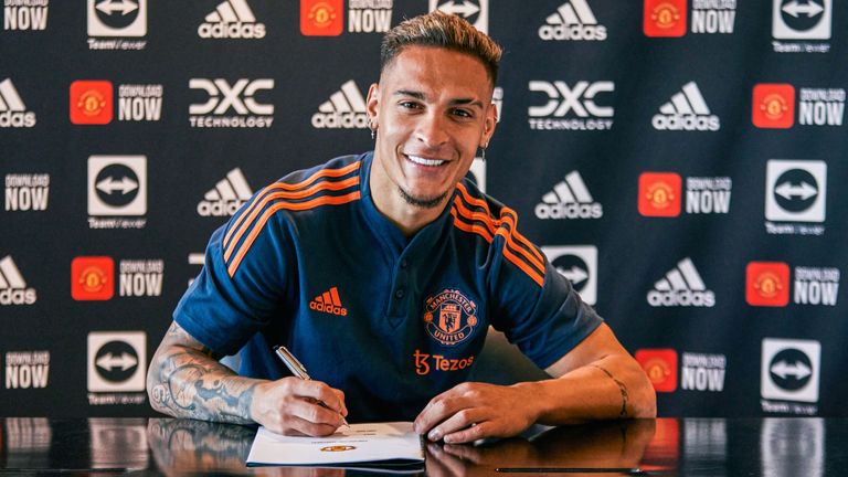 Antony signs for Manchester United