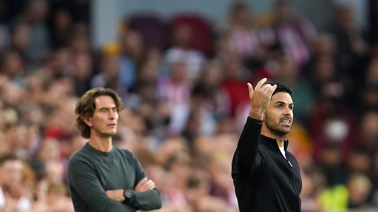 El gerente de Brentford, Thomas Frank, y el gerente del Arsenal, Mikel Arteta, hacen un gesto en la línea de contacto durante el partido de la Premier League en el Brentford Community Stadium, Londres.  Fecha de la imagen: viernes 13 de agosto de 2021.