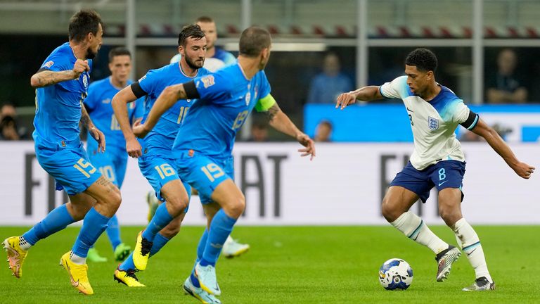 Jude Bellingham de Ingl aterra, a la derecha, controla el balón durante el partido de fútbol de la Liga de Naciones de la UEFA entre Italia e Inglaterra en el estadio San Siro, en Milán, Italia, el viernes 23 de septiembre de 2022. (Foto AP/Antonio Calanni)