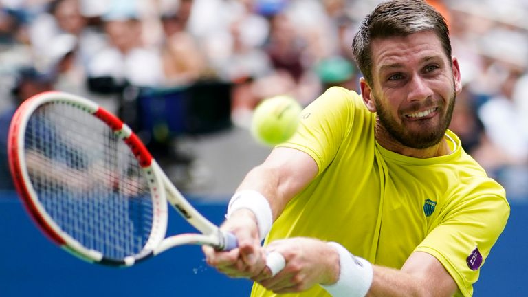 Cameron Norrie, Storbritannia, returnerer til Andrey Rublev, Russland, under den fjerde runden av US Open tennismesterskap, mandag 5. september 2022, i New York. (AP Photo/Eduardo Munoz Alvarez)