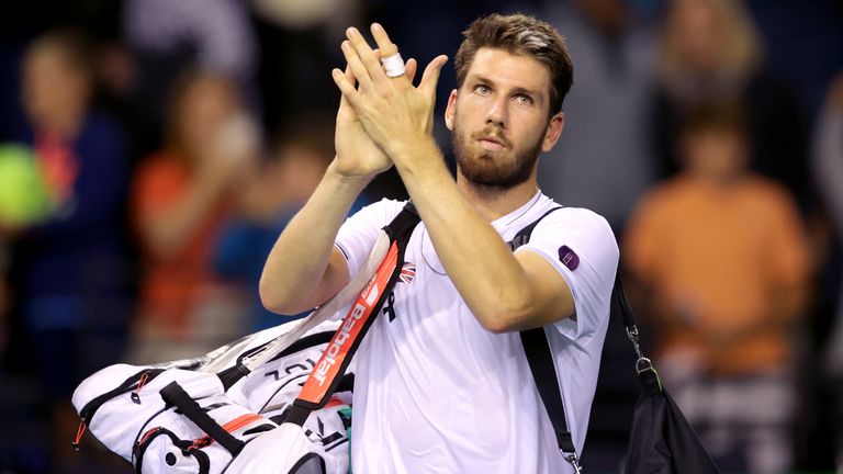 Cameron Norrie, de Grande-Bretagne, applaudit les fans après avoir battu Taylor Fritz, des États-Unis, lors du match de phase de groupes de la coupe Davis entre les États-Unis et la Grande-Bretagne à l'Emirates Arena, à Glasgow.