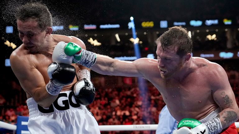 Kanelo Alvaress (pa labi) sestdien, 2022. gada 17. septembrī, Lasvegasā cīnās ar Genādiju Golovkinu boksa supervidējā svara mačā.  (AP fotoattēls/Džons Ločers)