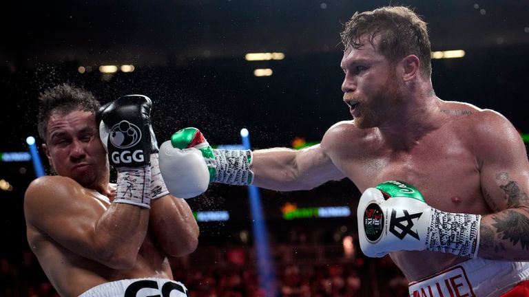 Sağda Canelo Alvarez, Las Vegas'ta 17 Eylül 2022 Cumartesi günü süper orta sıklet bir boks maçında Gennady Golovkin ile dövüşüyor.  (AP Fotoğrafı/John Locher)