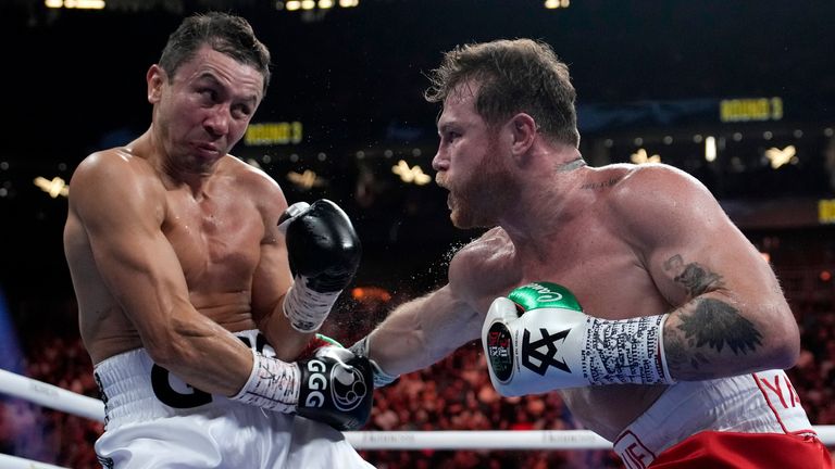 Canelo Álvarez, a la derecha, pelea contra Gennady Golovkin en un combate de boxeo por el título de peso supermediano, el sábado 17 de septiembre de 2022 en Las Vegas.  (Foto AP/John Locher)