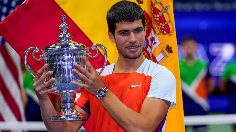 کارلوس آلکاراز از اسپانیا پس از شکست دادن کاسپر رود از نروژ، جام قهرمانی را در اختیار دارد و فینال انفرادی مردان مسابقات تنیس اوپن ایالات متحده، یکشنبه، 11 سپتامبر 2022، در نیویورک را برنده شد.  (AP Photo/Charles Krupa)