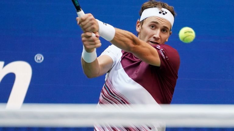 Casper Ruud, de Noruega, devuelve un tiro a Karen Khachanov, de Rusia, para ganar el set durante las semifinales del campeonato de tenis del US Open, el viernes 9 de septiembre de 2022 en Nueva York.  (Foto AP/John Minchillo)