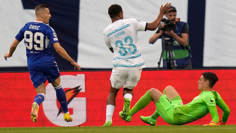 Mislav Orsic del Dinamo, a la izquierda, marca el primer gol de su equipo contra el Chelsea