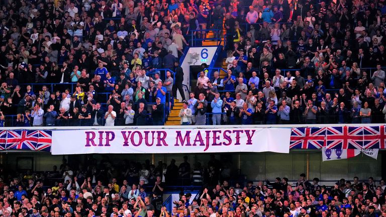 Aficionados del Chelsea rinden homenaje a la Reina en Stamford Bridge