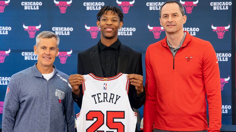 Chicago Bulls first-round draft pick Dalen Terry, center, is introduced by coach Billy Donovan, left, and Arturas Karnisovas, right, executive vice president of basketball operations