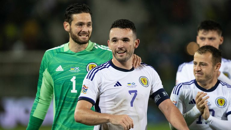 John McGinn og Craig Gordon feirer Skottlands opprykk til Nations League Group A