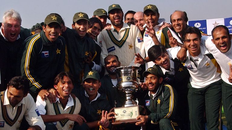 Para pemain Pakistan memegang trofi dan berpose untuk foto setelah tes dan seri terakhir melawan Inggris dengan skor 2-0 di Stadion Gaddafi di Lahore, Pakistan pada Sabtu, 3 Desember 2005. (AP Photo/KM Chaudhry)