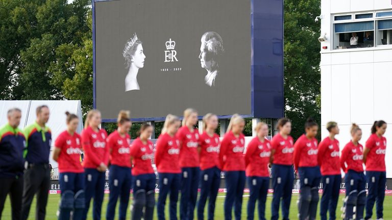 英国女王伊丽莎白二世于2022年9月8日星期四去世，英格兰球员在德比因科拉县球场举行的第二场T20国际比赛前默哀一分钟'图片日期:2022年9月13日星期二。