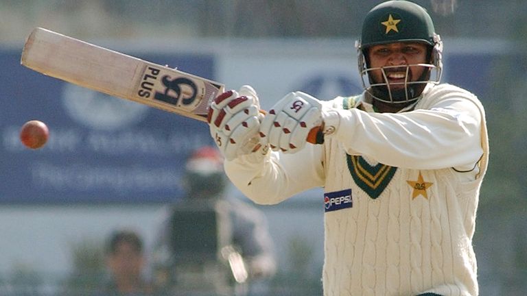 Kapten Pakistan Inzamamul Haq, melakukan tembakan untuk batas pada hari keempat pertandingan uji coba ketiga dan terakhir di Stadion Gaddafi di Lahore, Pakistan pada Jumat, 2 Desember 2005. (AP Photo/KM Chaudhry)