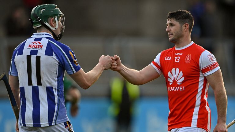 17 October 2021; David Treacy of Cuala bumps fists with James Madden of Ballyboden St Enda's after the Go Ahead Dublin County Senior Club Hurling Championship Quarter-Final match between Ballyboden St Enda's and Cuala at Parnell Park in Dublin. Photo by Piaras .. M..dheach/Sportsfile