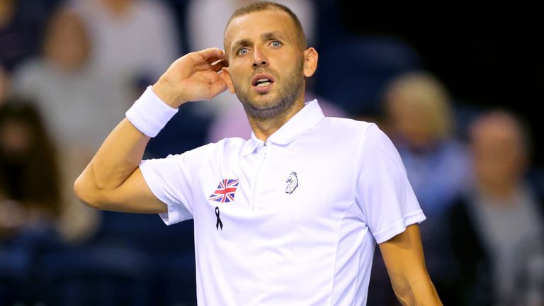 Dan Evans de Grande-Bretagne en action contre Tommy Paul des États-Unis lors du match de phase de groupes de la coupe Davis entre les États-Unis et la Grande-Bretagne à l'Emirates Arena de Glasgow.