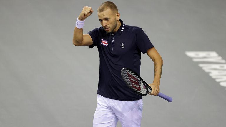 Dan Evans uit Groot-Brittannië viert de gelijkmaker in de tweede set tegen het Nederlandse Dalen Creekspor tijdens de Davis Cup-groepswedstrijd tussen Groot-Brittannië en Nederland in de Emirates Arena in Glasgow.