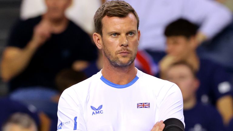 لئون اسمیت، کاپیتان تیم دیویس کاپ و مربی تنیس بریتانیای کبیر در جریان بازی مرحله گروهی دیویس کاپ بین ایالات متحده و بریتانیا در امارات آرنا، گلاسکو.