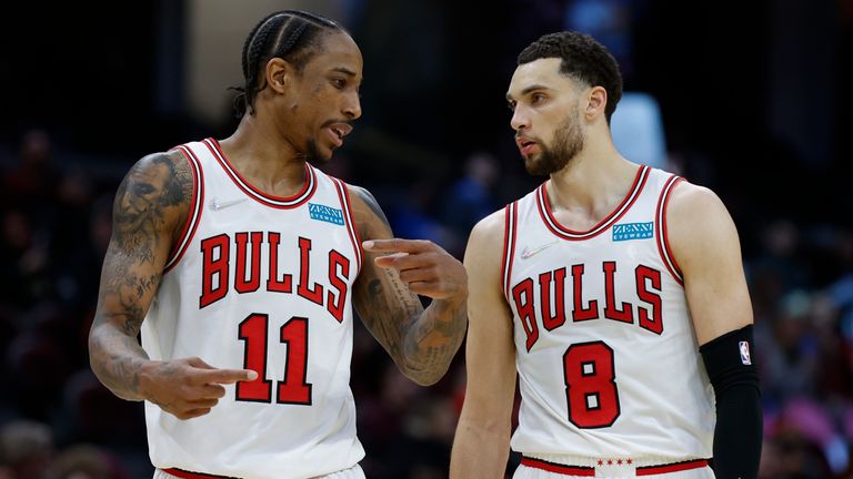 Las estrellas de los Chicago Bulls DeMar DeRozan (11) y Zach LaVine (8) conversan durante un choque contra los Cleveland Cavaliers la temporada pasada