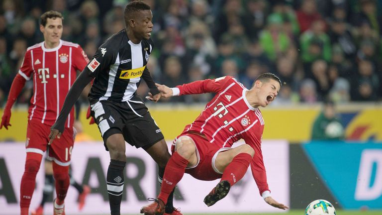 Bayern's James Rodriguez (R) and Gladbach's Denis Zakaria vie for the ball during the German Bundesliga soccer match between Borussia Moenchengladbach and Bayern Munich at the Borussia Park in Moenchengladbach, Germany, 25 November 2017.