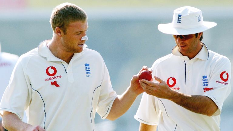 Kapten Inggris Michael Vaughan, kanan, memberikan bola kepada rekan setimnya Andrew Flintoff pada hari ketiga pertandingan uji ketiga dan terakhir melawan Pakistan di Stadion Gaddafi di Lahore, Pakistan pada Kamis, 1 Desember 2005. (Foto AP) /KM Chaudhry)