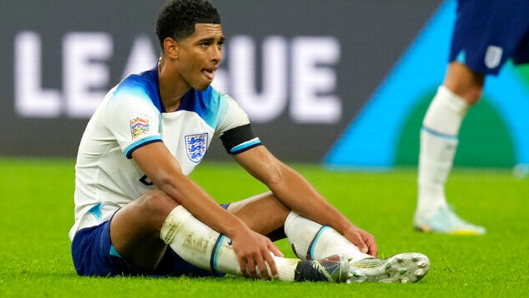 Jude Bellingham de Inglaterra, a la izquierda, y Harry Kane de Inglaterra reaccionan al final del partido de fútbol de la Liga de Naciones de la UEFA entre Italia e Inglaterra en el estadio de San Siro.