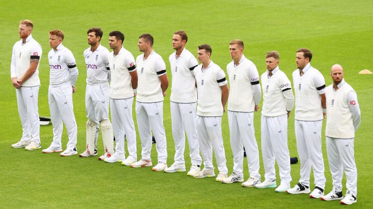 England pay tribute to The Queen ahead of the Third Test at the Oval