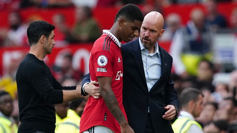 Erik ten Hag abraza a Marcus Rashford mientras lo sustituyen