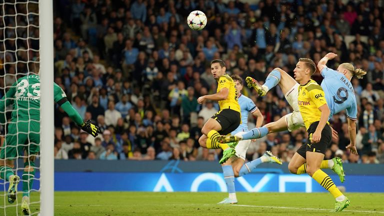 Erling Haaland scores Manchester City, right, for his team's second goal during the Champions League Group G match between Manchester City and Borussia Dortmund at the Etihad Stadium in Manchester, England, Wednesday, September 14, 2022 (AP Photo/Dave Thompson).
