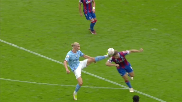 Est-ce que Nathan Collins'  Le renvoi du carton rouge contre Man City ressemble-t-il au défi d'Erling Haaland contre Crystal Palace, qui est resté impuni?