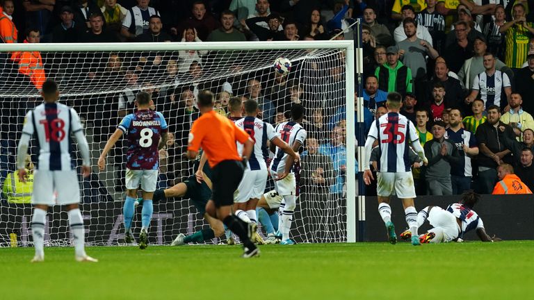 West Bromwich Albion&#39;s Brandon Thomas-Asante (right) scores their side&#39;s first goal of the game during the Sky Bet Championship match at The Hawthorns, West Bromwich. Picture date: Friday September 2, 2022.
