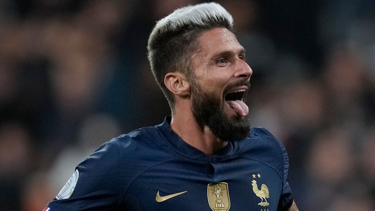 El francés Olivier Giroud celebra marcar el segundo gol de su equipo durante el partido de fútbol de la Liga de Naciones de la UEFA entre Francia y Austria en el estadio Stade de France en Saint Denis, en las afueras de París, Francia, el jueves 22 de septiembre de 2022 (Foto AP/Christophe Ena)